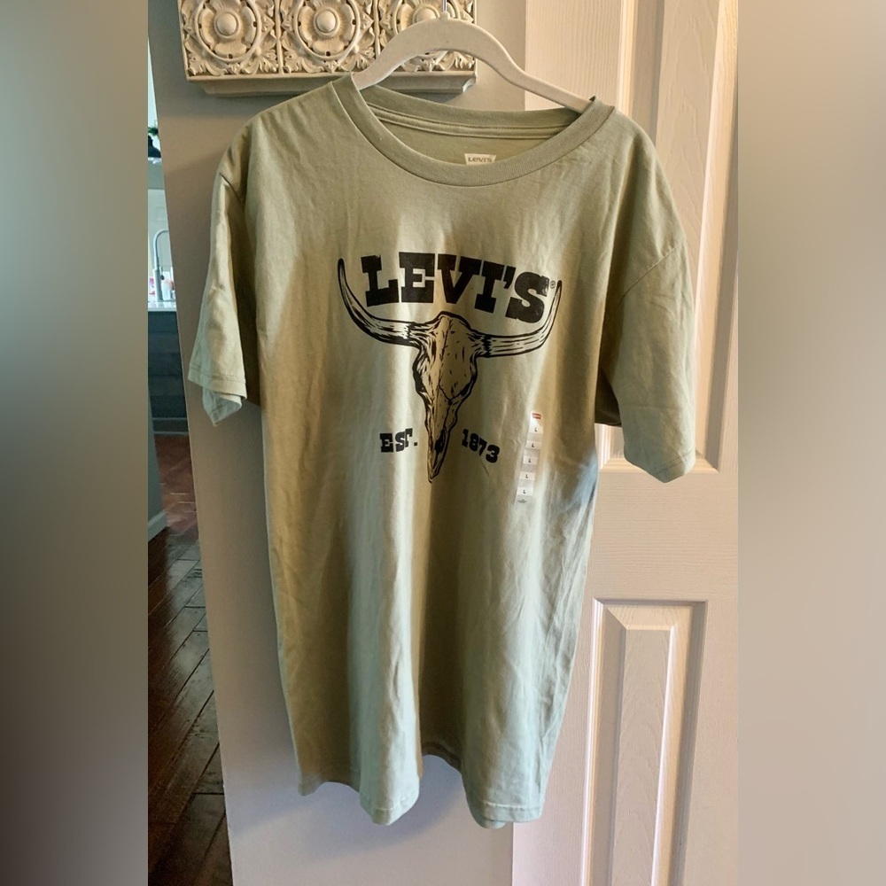 Levi's Sage Green Bull Graphic Tee NWT - L